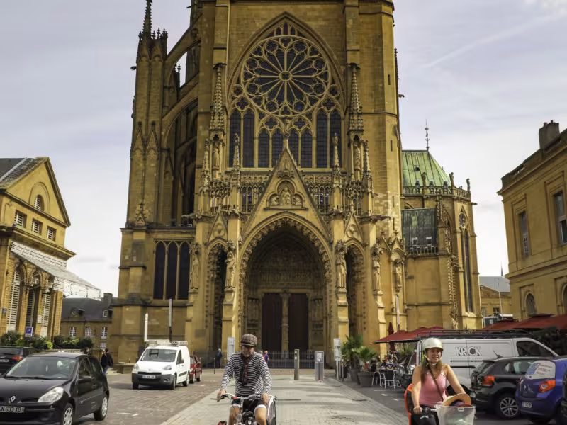 Cyclistes devant la cathédrale de Metz
