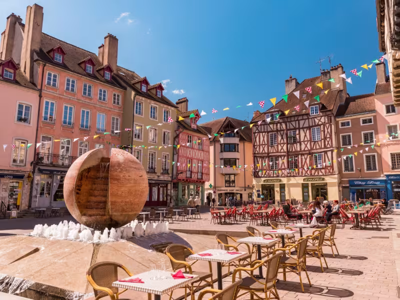 Cafés et terrasses de la place Saint-Vincent à Chalon