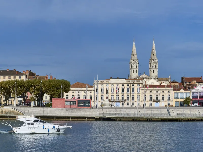 Mâcon La Saône L'esplanade Lamartine l'église Saint-Pierre
