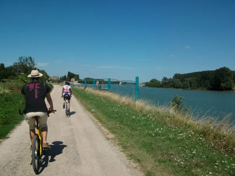 Vélotouristes sur La Voie Bleue Moselle Saône à Vélo