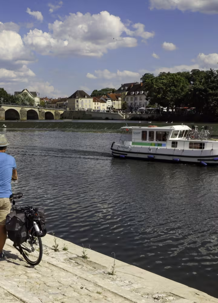 Bateau et vélo sur le port de Gray-sur-Saône