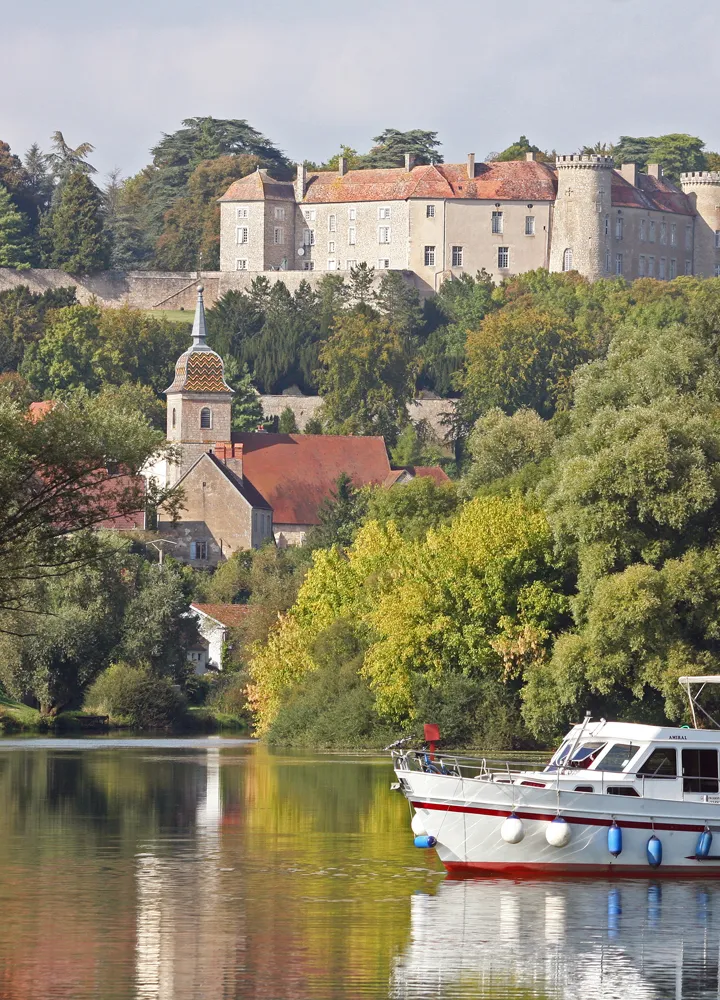 Bateau sur la Saône devant le château de Ray-sur-Saône