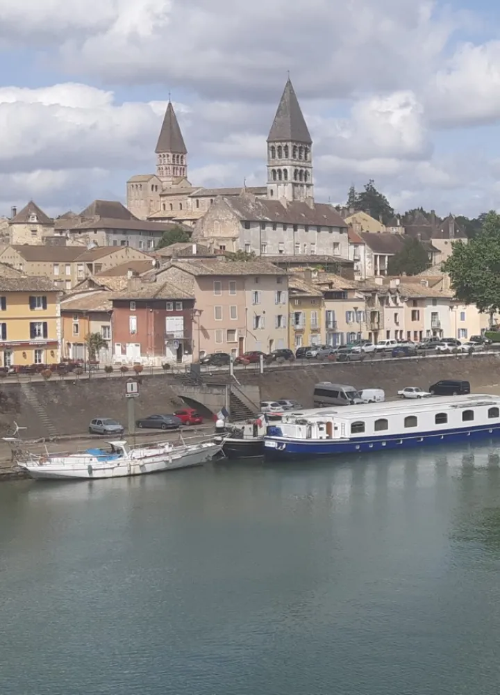 Abbaye de Tournus sur les bords de Saône