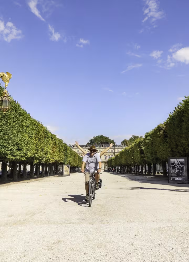 Vélo à l'entrée de la place Stanislas à Nancy