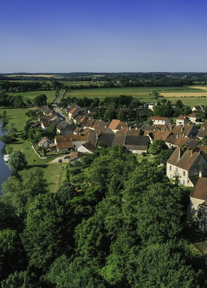 La petite cité de caractère de Ray-sur-Saône au dessus de la rivière - Haute-Saône