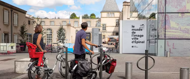 Cyclistes devant le musée de l'image à Épinal