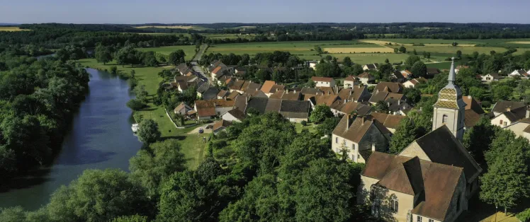 La Saône et la petite cité de caractère de Ray-sur-Saône