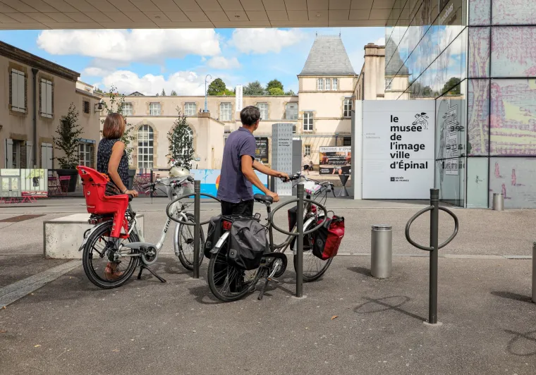 Cyclistes devant le musée de l'image à Épinal