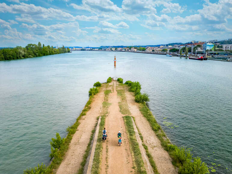 Between town and country a detour in Beaujolais by bike Lyon